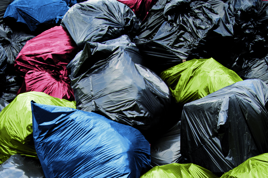 Verschieden farbige Müllsäcke